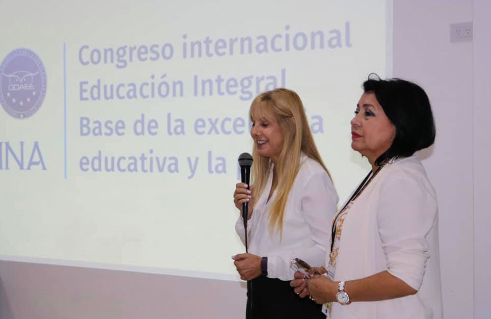 Silvia Macri, directora de INA, dando una conferencia en un congreso educativo