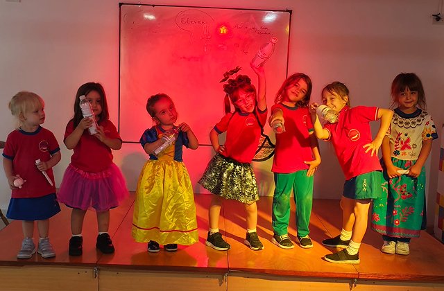 Alumnos y alumnas de nivel inicial y primario en comedia musical