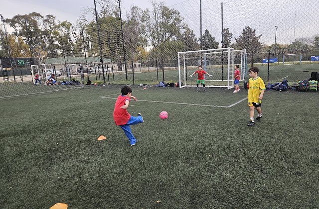 Alumnos de Primaria en la escuela de fútbol Aires de Gol