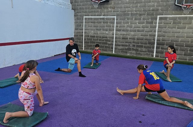 Alumnos y alumnas de nivel inicial en clase de gimnasia artística