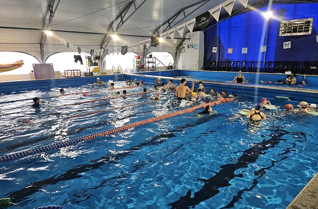 Alumnos y alumnas de nivel primario en clase de natación