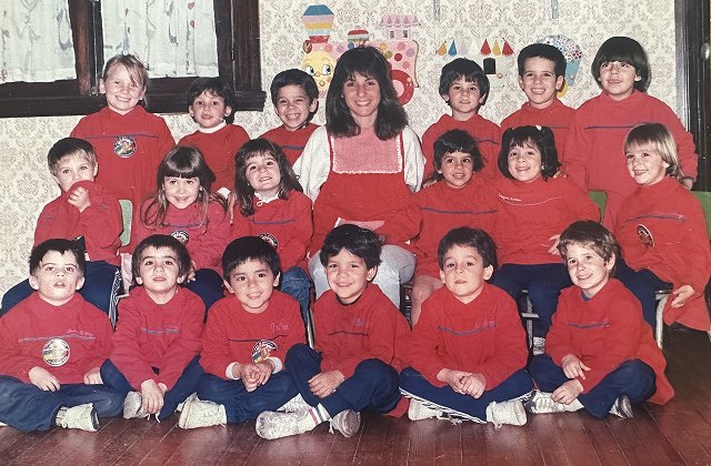 Alumnos y alumnas de jardín de infantes en los primeros años de INA