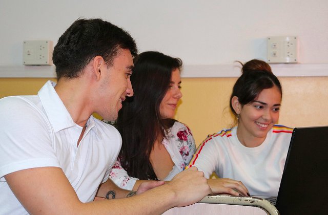 Alumnos y alumnas de nivel superior de INA en clase